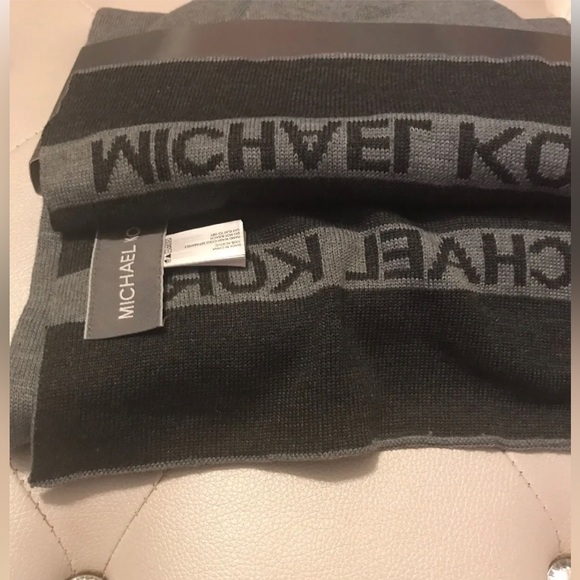 Michael Kors Side Stripe Knit Hat & Scarf Set Ash Gray & Black O/S - Picture 4 of 12
